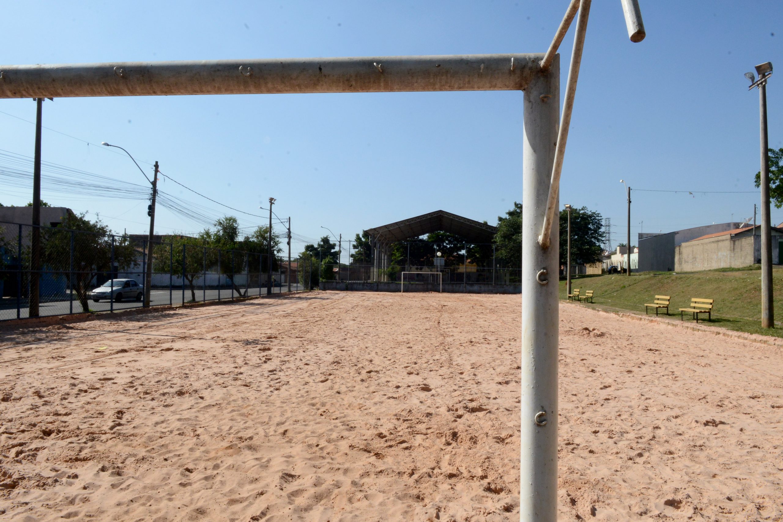 Prefeitura de Piracicaba realiza manutenção em campos de areia de sete bairros
