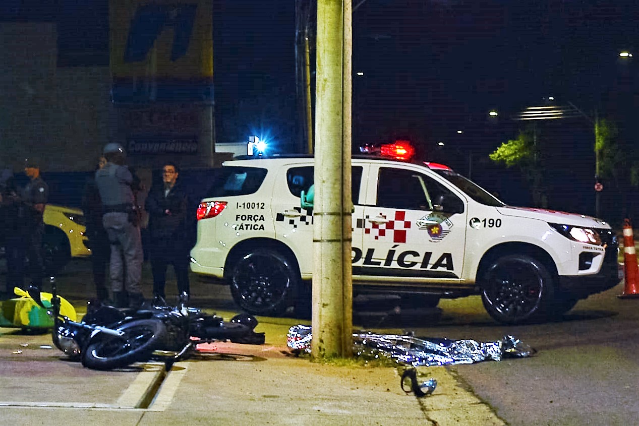 Em Piracicaba, indivíduo de 19 anos morre após fugir da polícia e colidir moto em poste