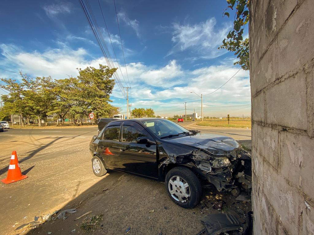 Duas pessoas são socorridas após acidente envolvendo três carros em Piracicaba
