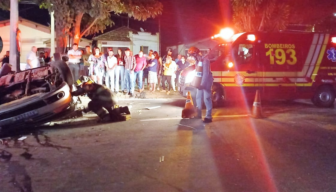 Jovem morre após capotar carro na entrada de Saltinho (SP)