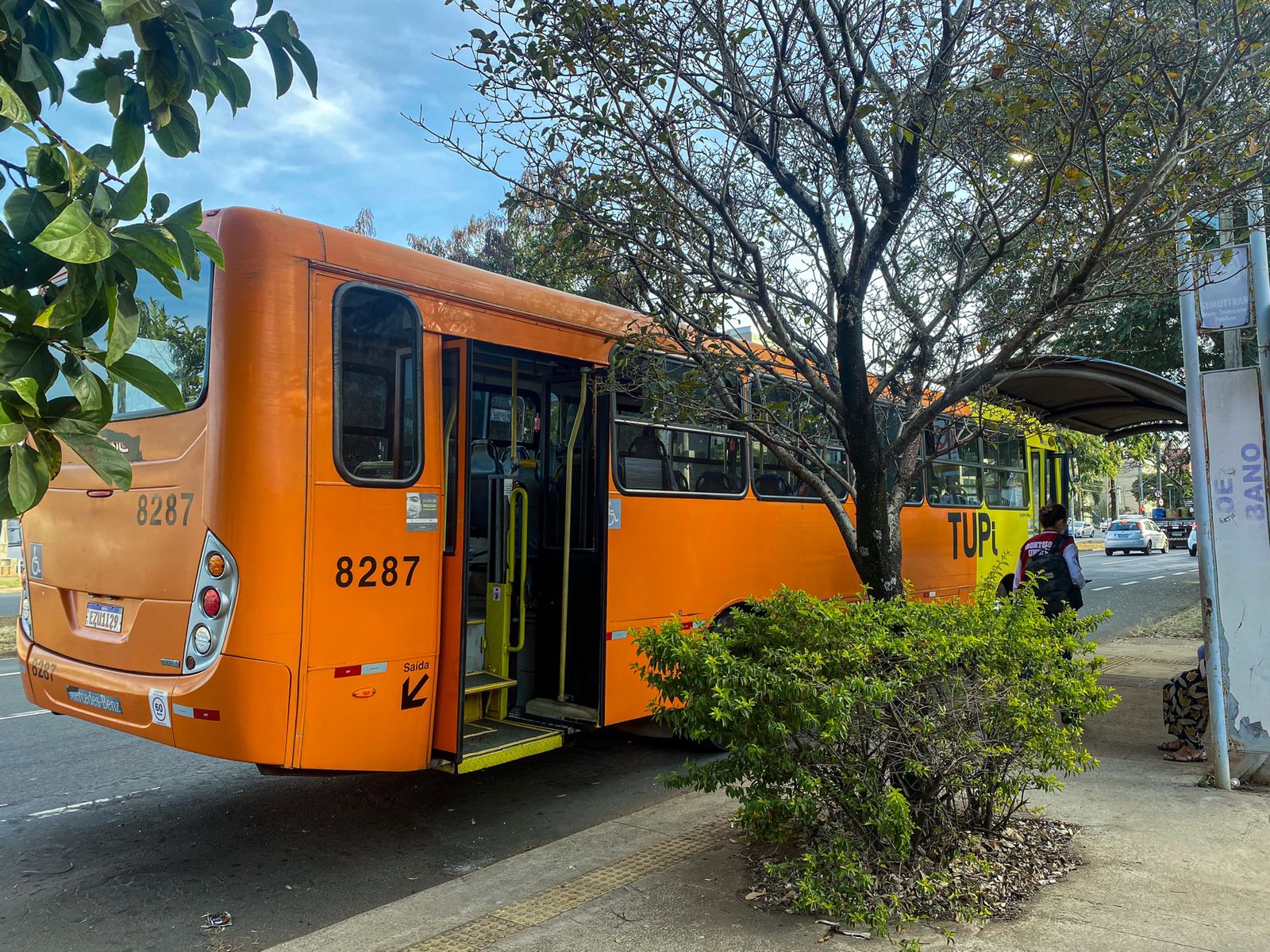 Em Piracicaba, idosa é arrastada por ônibus após bolsa ficar presa na porta na hora do desembarque