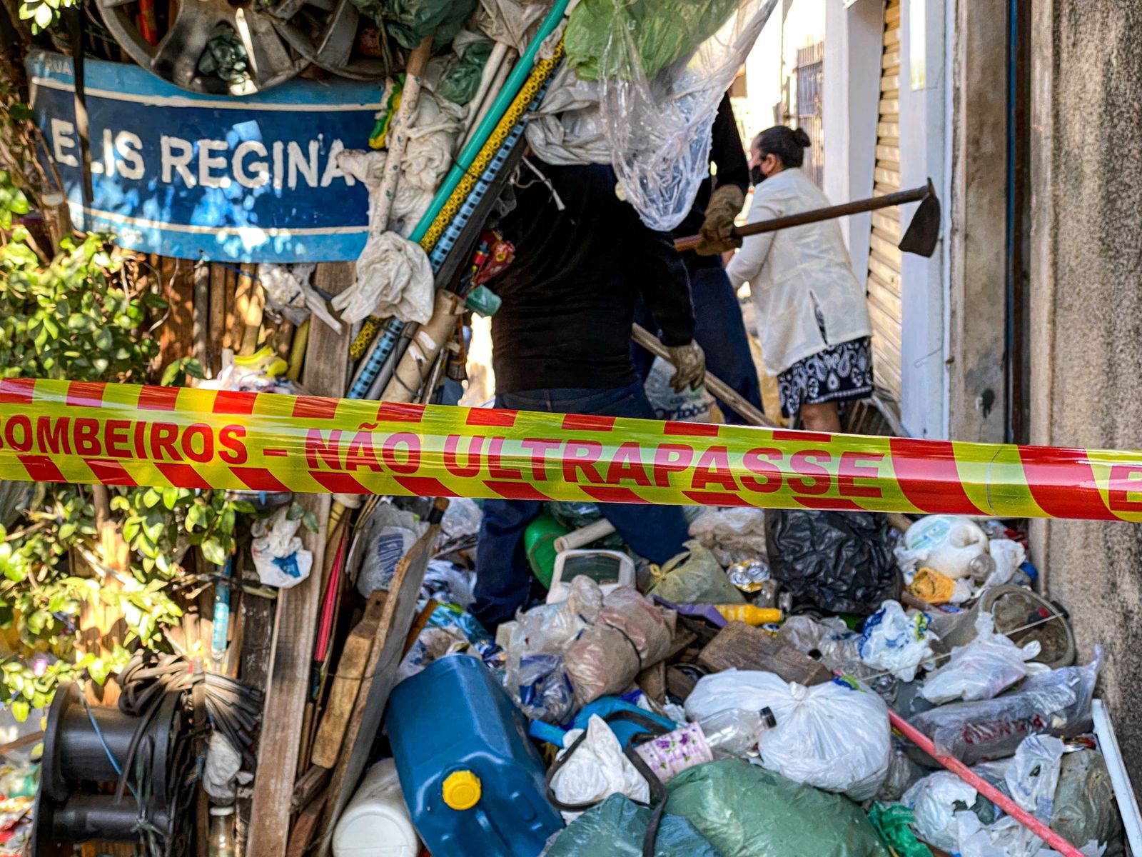 Veja mais fotos da casa tomada por lixo e das buscas por morador desaparecido em Piracicaba