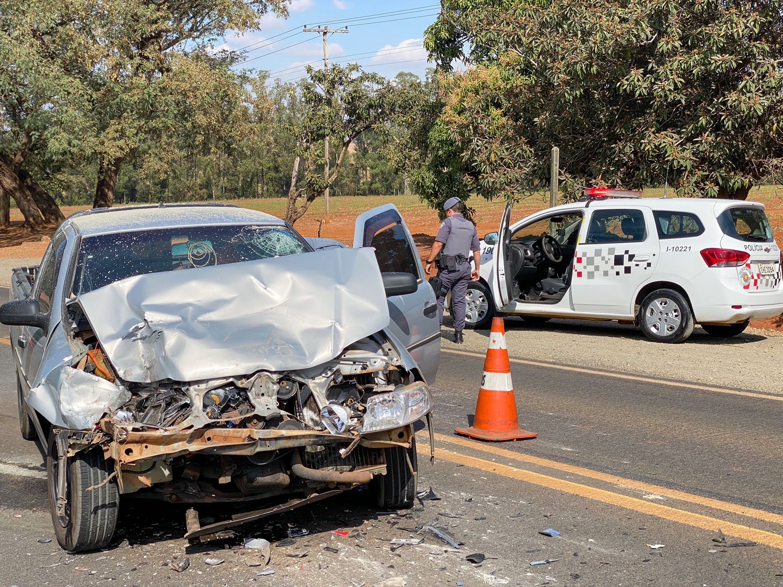 Homem fica ferido após colidir carro contra ônibus em rodovia que liga Piracicaba a Rio das Pedras