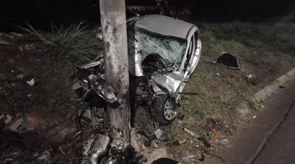 Jovem sofre traumatismo após destruir carro contra poste na madrugada