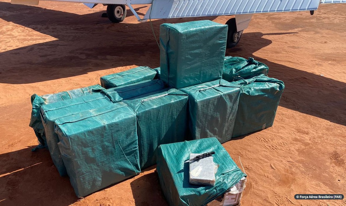 Força Aérea Brasileira intercepta avião com 500 quilos de cocaína