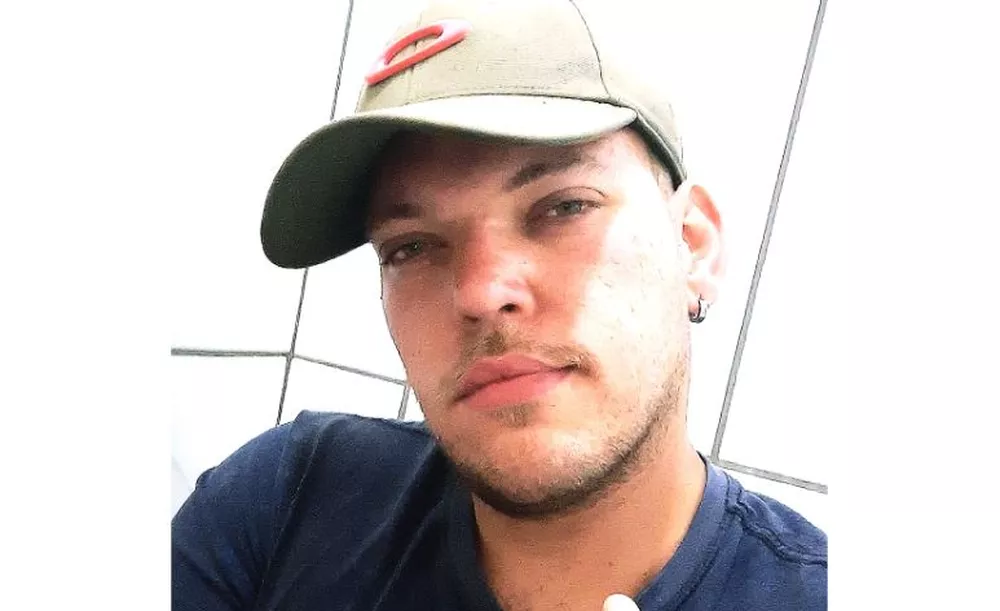 Jovem de 24 anos morre após bater cabeça em árvore em acidente de motocicleta