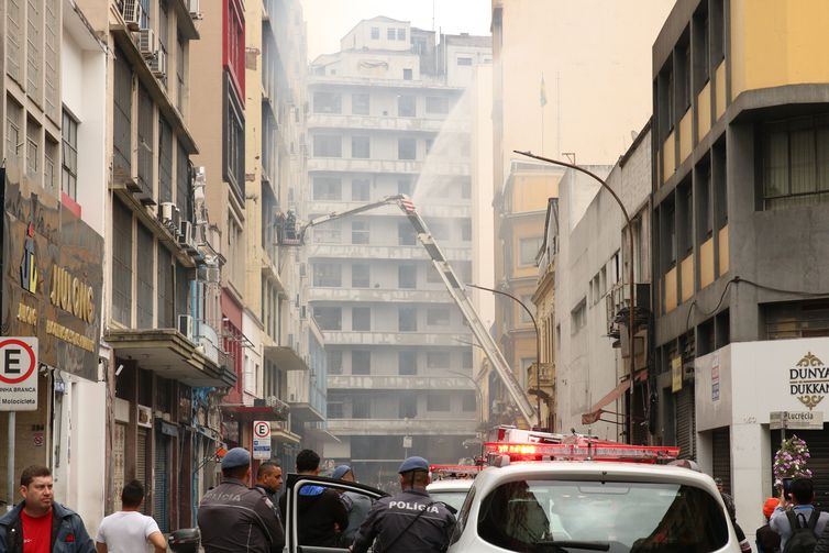 Prédio atingido por incêndio no Centro de São Paulo pode desabar a qualquer momento