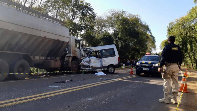 Caminhoneiro que matou bebê e mais seis diz que dormiu no volante; delegado não acredita