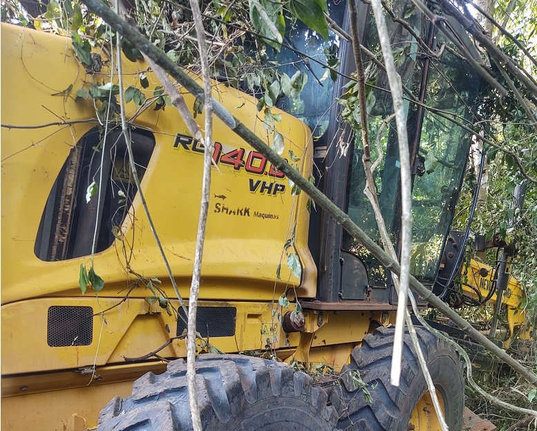 Guarda Civil de Piracicaba localiza trator furtado de usina escondido em mata