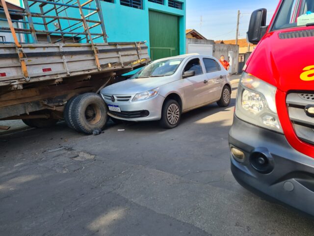Carro entra embaixo de caminhão após mulher passar mal em Piracicaba (SP)