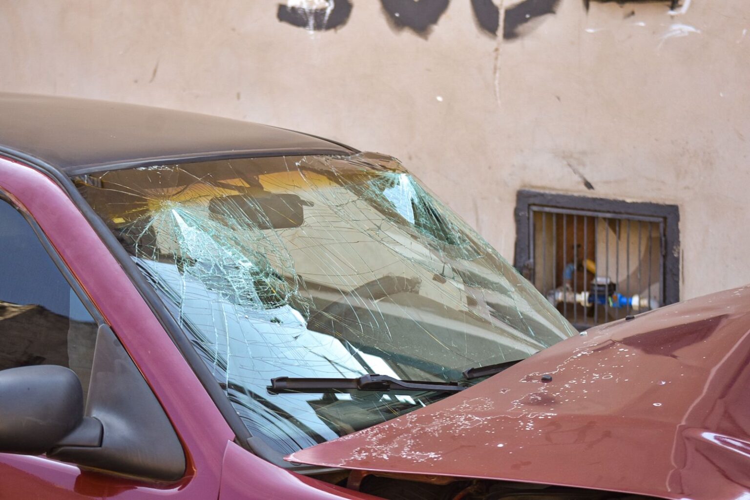 Indivíduos abandonam carro destruído e fogem após acidente em Piracicaba