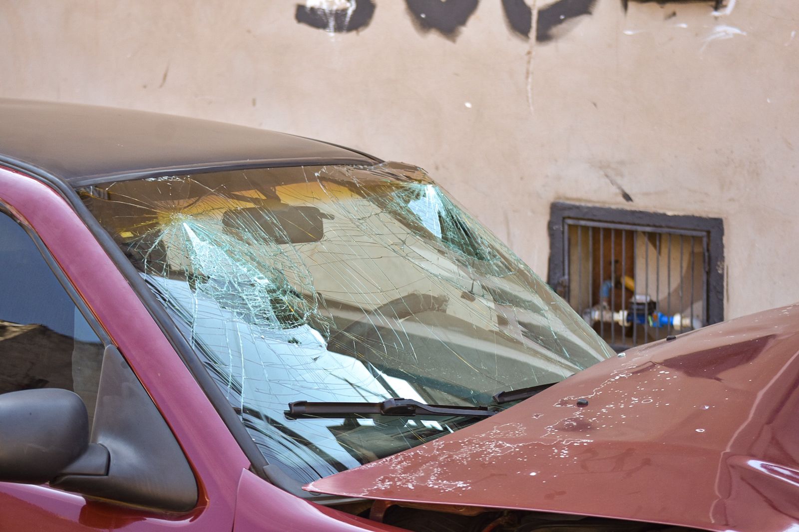 Indivíduos abandonam carro destruído e fogem após acidente em Piracicaba