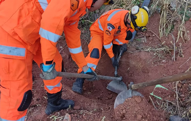 Cadáver com sinais de tortura é encontrado após denúncia para a PM