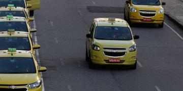 Rio de Janeiro - Circulação de táxis na região central do Rio. (Fernando Frazão/Agência Brasil)