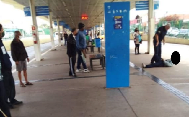 Piracicaba (SP): homem entra com faca dentro de terminal de ônibus