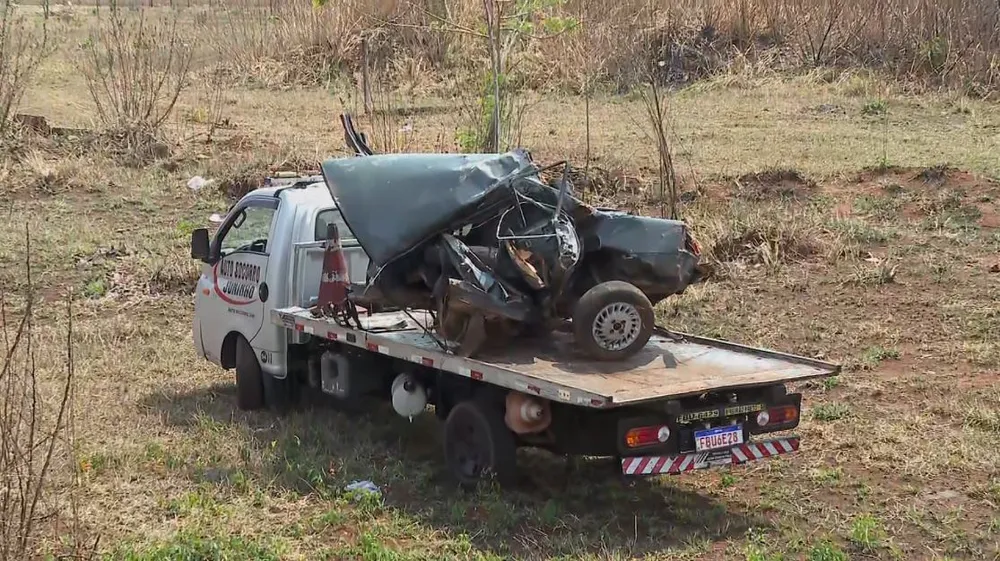 Carro parte ao meio após colidir contra poste; adolescente de 15 anos morre