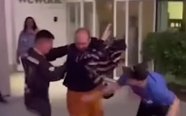 Homem é preso após chicotear ex-namorado em shopping