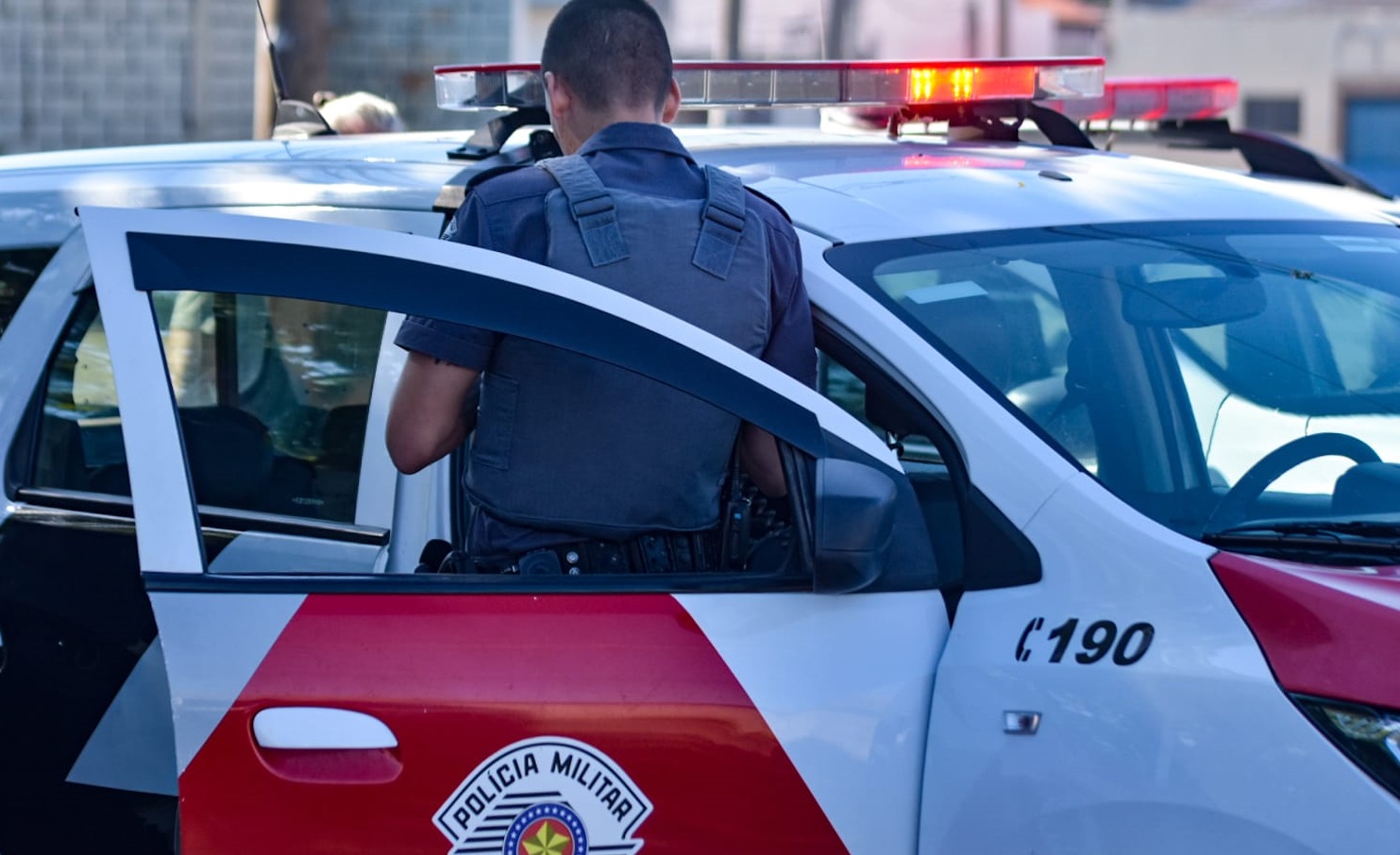 Em Piracicaba, jovem tem carro roubado, é mantido refém e depois amarrado em matagal pelos criminosos