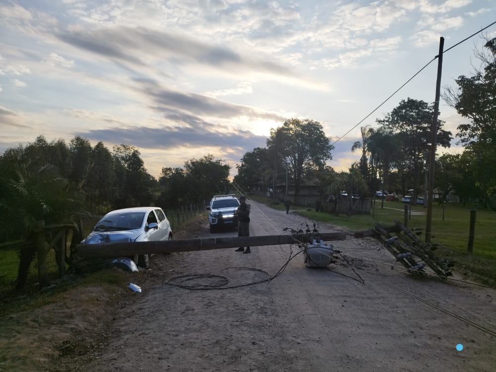 Motorista perde controle do veículo e derruba poste em Piracicaba (SP)