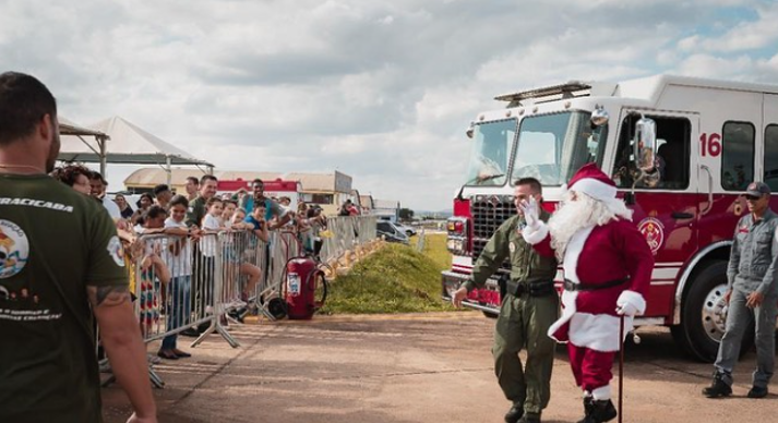 1,2 mil crianças e pessoas vibram com chegada de Papai-Noel no helicóptero Águia de Piracicaba