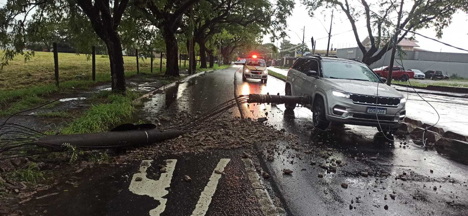 Poste cai sobre carro durante temporal em Piracicaba (SP)