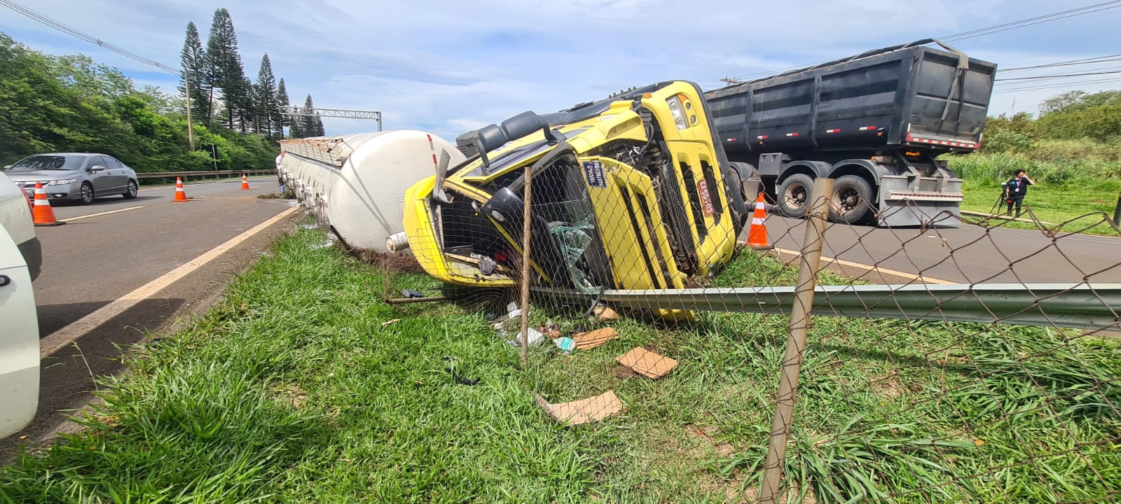 Motorista fica ferido após tombar caminhão com 25 toneladas de carga em Piracicaba (SP)