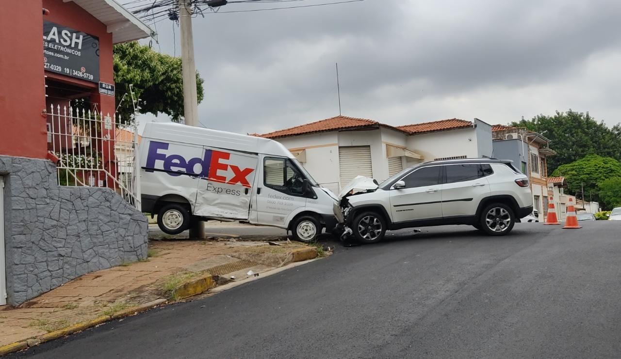 Carro é jogado contra portão após forte colisão em Piracicaba