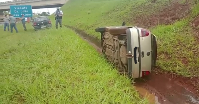 Engavetamento deixa duas pessoas feridas em rodovia de Piracicaba (SP)
