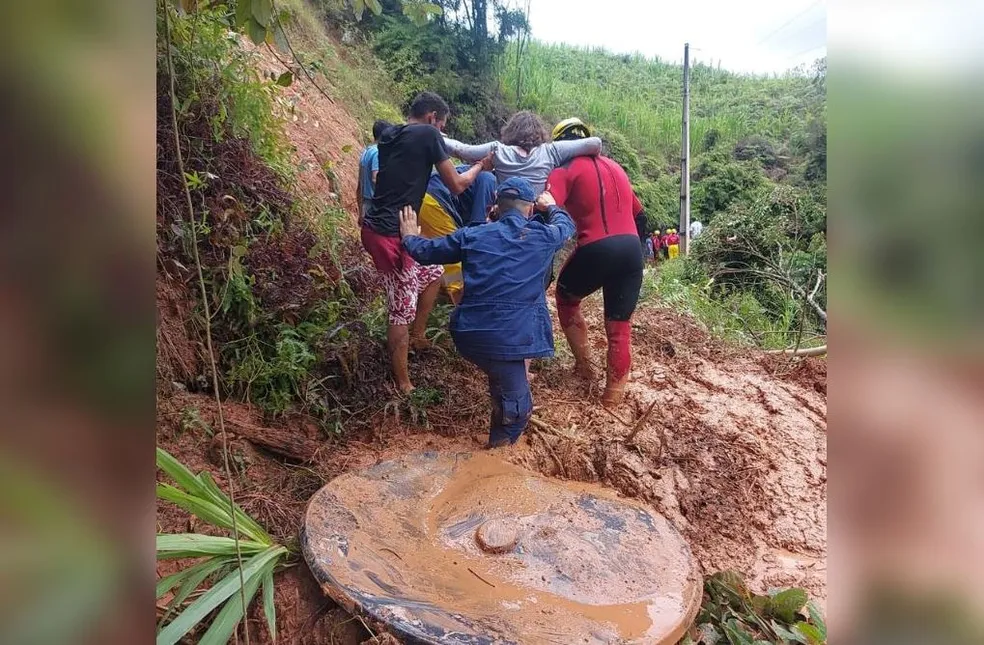 Mãe e filha são resgatadas horas após serem soterradas; SC confirma três mortes e 30 desaparecidos