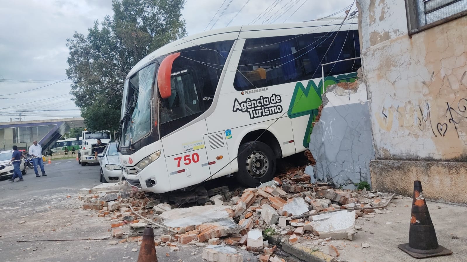 Ônibus desgovernado derruba muro em Piracicaba (SP); mulher é atingida