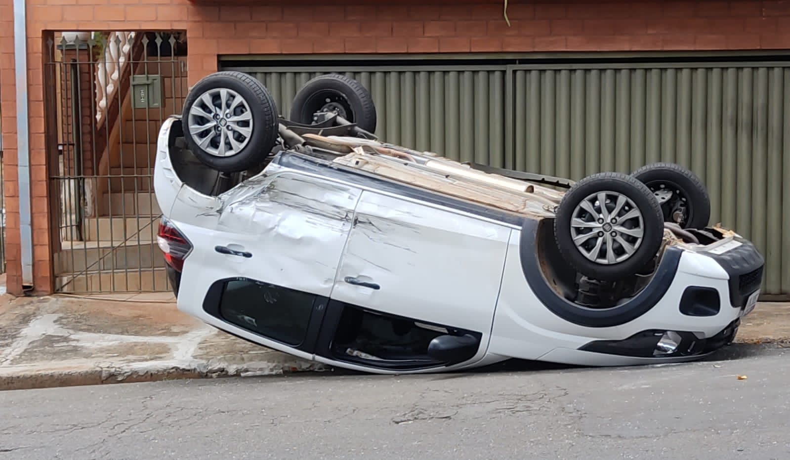 Veículo capota após colidir contra outro carro em Piracicaba