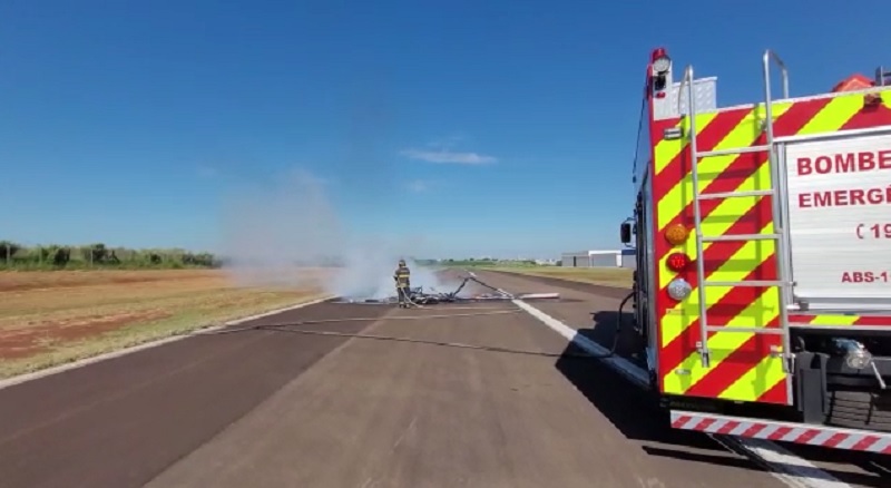Aeronave de pequeno porte cai no Aeroporto de Americana e pega fogo