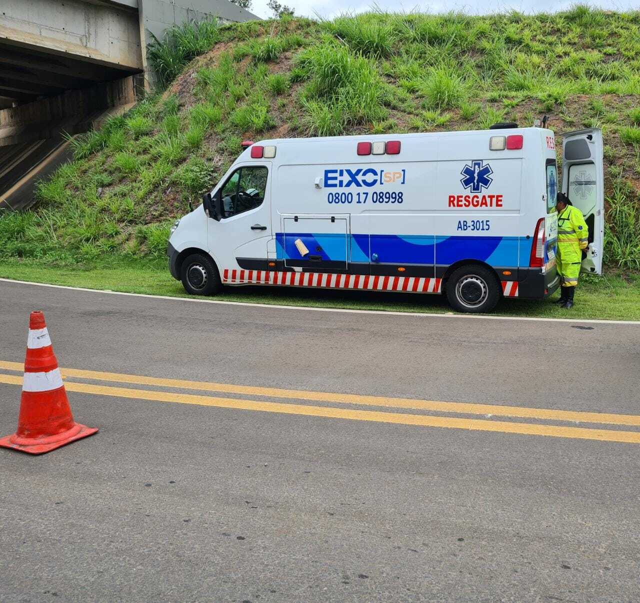 Mulher é socorrida após acidente na frente de novo atacado em Piracicaba (SP)