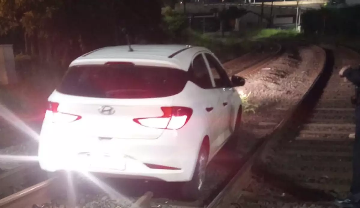Linha de trem é interrompida após mulher passear e abandonar veículo trancado sob trilhos