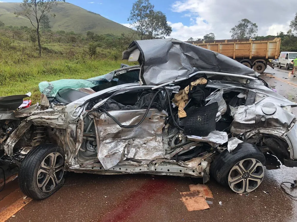 Carro fica destruído após acidente com sete mortos e feridos perto da fábrica da Coca-Cola