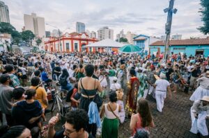 Desfile de blocos de carnaval reúne mais de 1,5 mil pessoas em Piracicaba (SP)