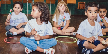 Crianças a partir de 5 anos podem participar das aulas de iniciação musical (Foto: Juliana Terra)