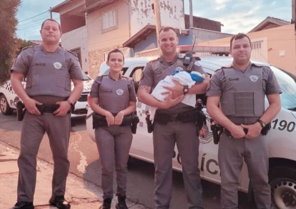 Em Piracicaba, mulher entra em trabalho de parto sozinha em casa e policiais militares auxiliam
