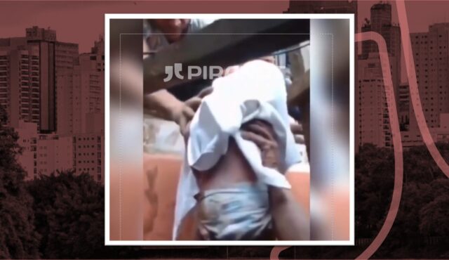 Criança é encontrada viva no colo da mãe e pai soterrados; irmãos estão desaparecidos