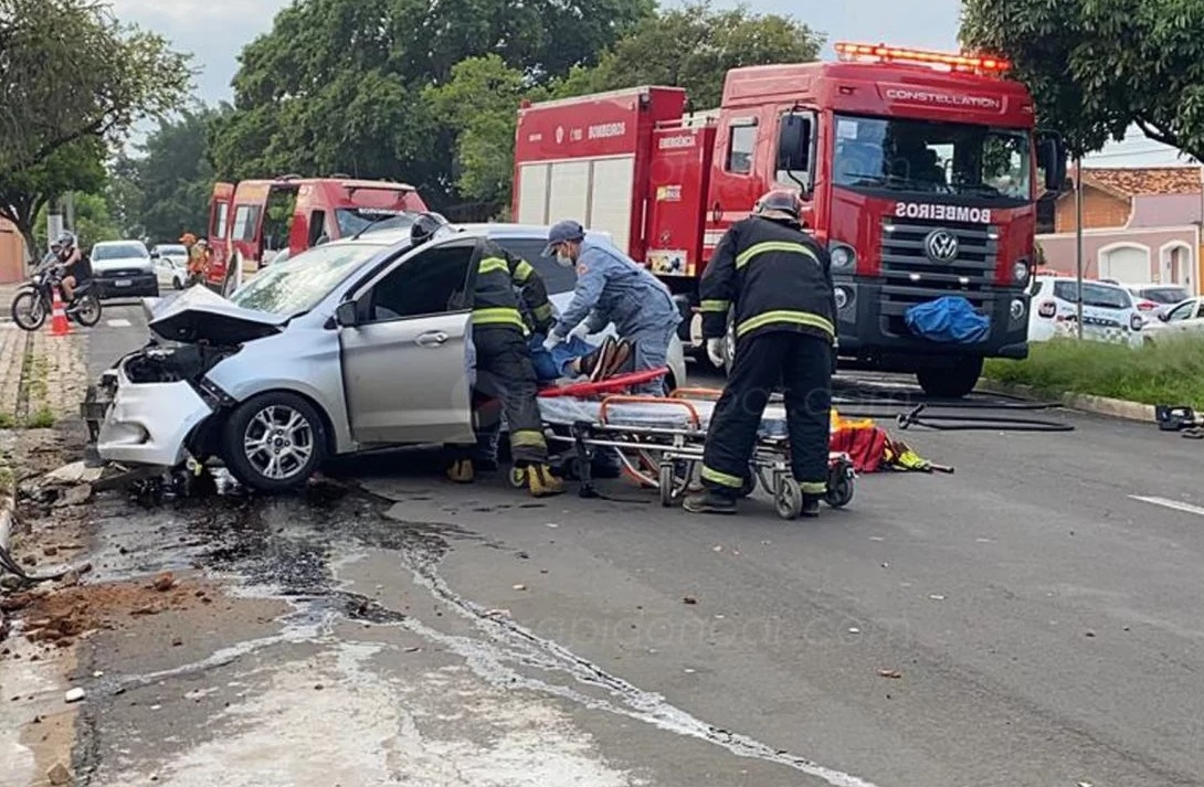 Homem foge da PM, bate carro em poste e fica em estado gravíssimo