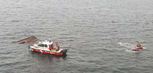 Três crianças e cinco adultos desaparecem após barco virar; bombeiros faz buscas