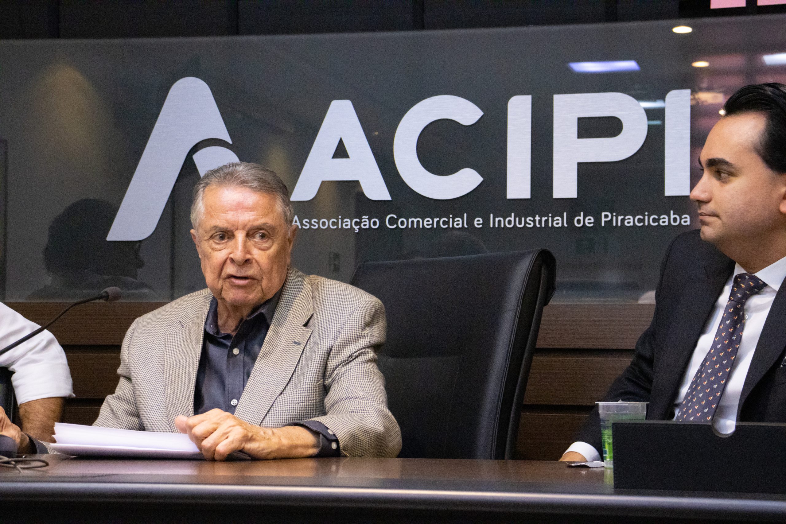 Palestra do economista Roberto Macedo lota auditório da Acipi, em Piracicaba