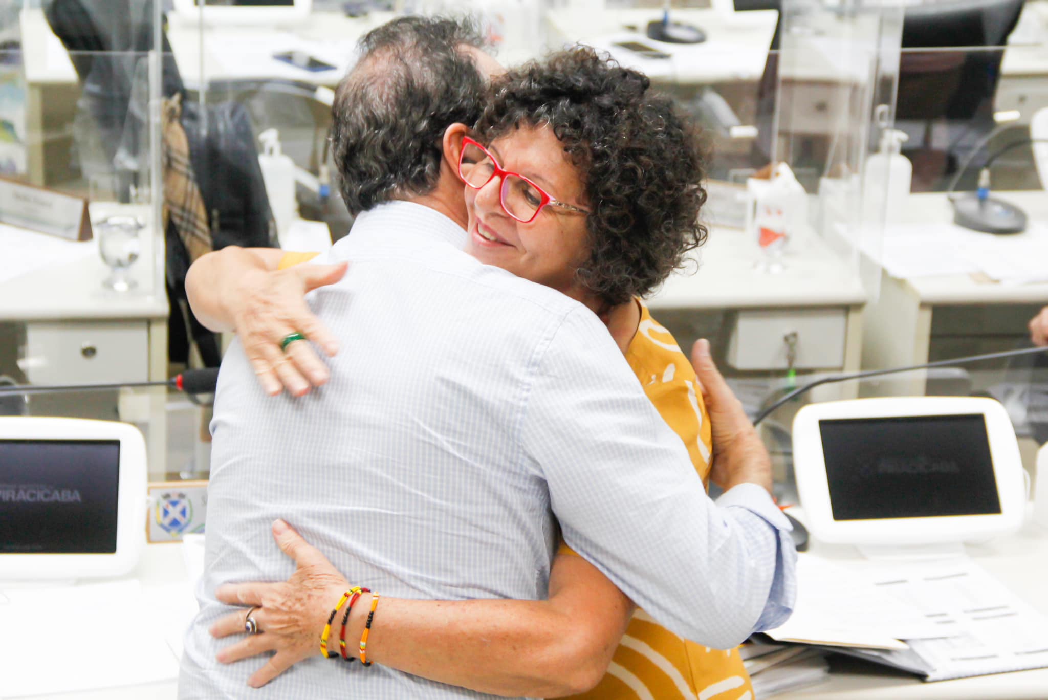 Zanatta e vereadora do PT mostram em abraço união por Piracicaba acima de ideologias