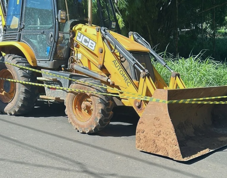 Homem mata colega de trabalho com retroescavadeira e foge após o crime