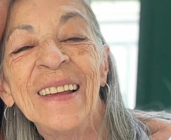 Professora que morreu esfaqueada durante ataque em escola tinha 71 anos