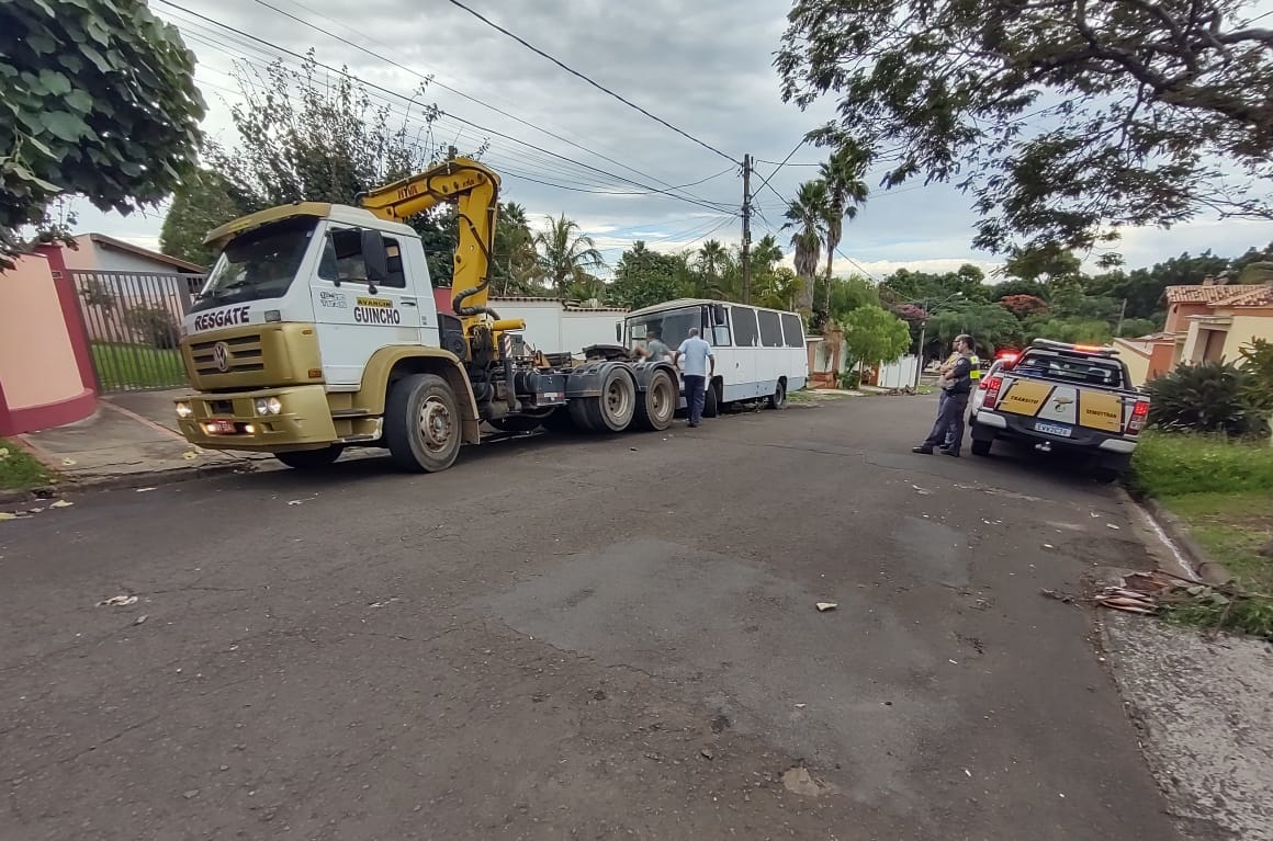 Veículos abandonados nas ruas são recolhidos em Piracicaba (SP)