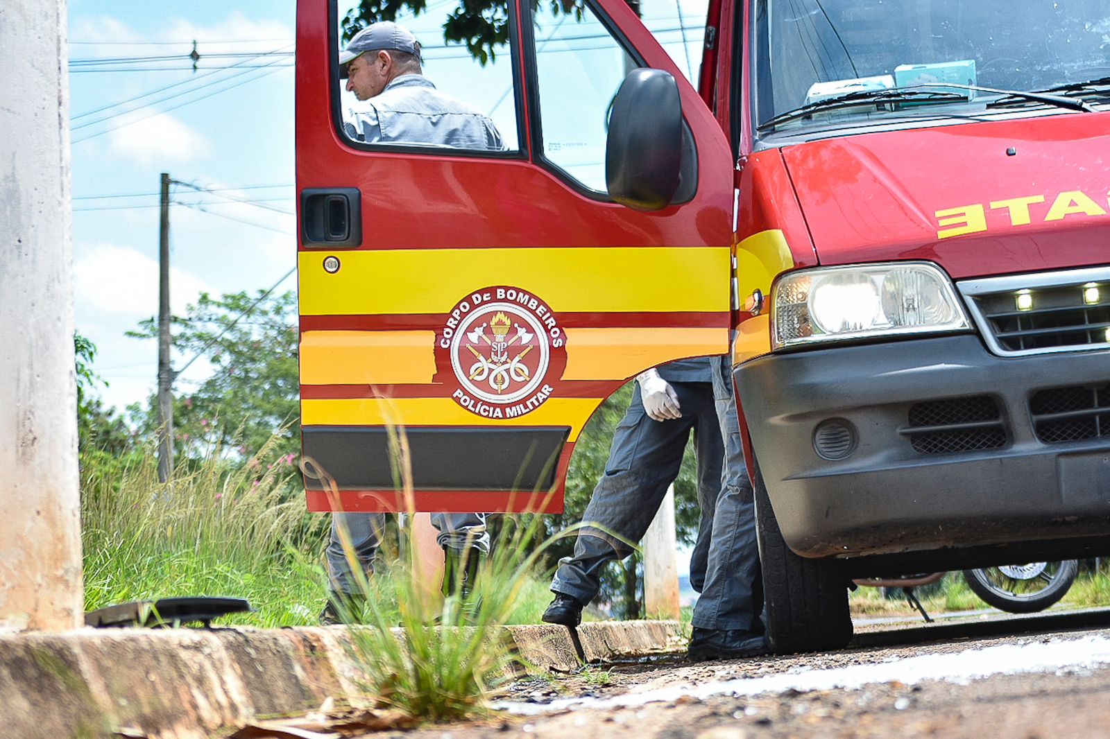 Mulher com filho no carro perde controle e colide contra poste em Piracicaba (SP)
