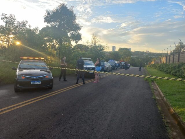 Mulher é encontrada caída em via pública nua e esfaqueada na manhã de hoje (06)