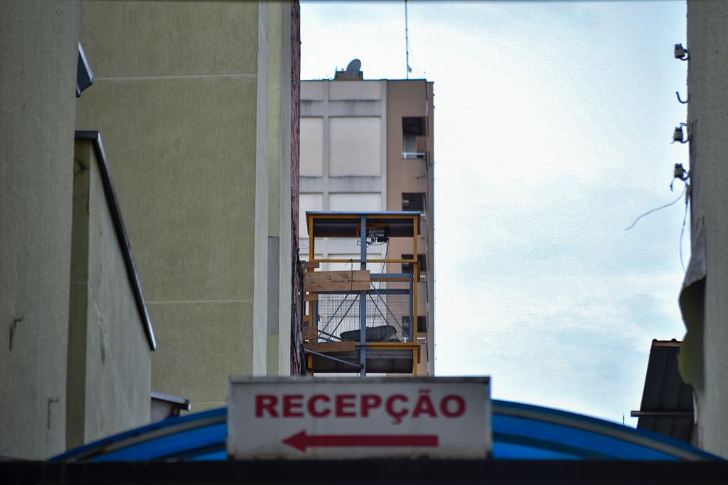 Homem morre prensado em elevador durante trabalho em hotel de Piracicaba
