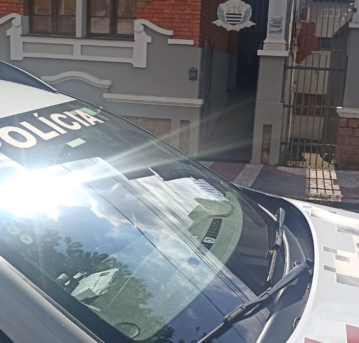 Indivíduo invade farmácia em Piracicaba e tenta agarrar e passar as mãos nas partes íntimas de funcionária